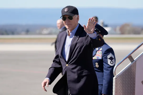 Campaña de Trump ataca a Biden por declarar el 31 de marzo como día de visibilidad transgénero