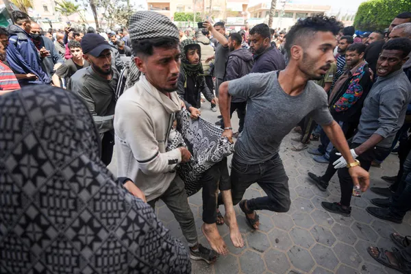 Mueren dos palestinos en ataque aéreo israelí sobre campamento en hospital de Gaza