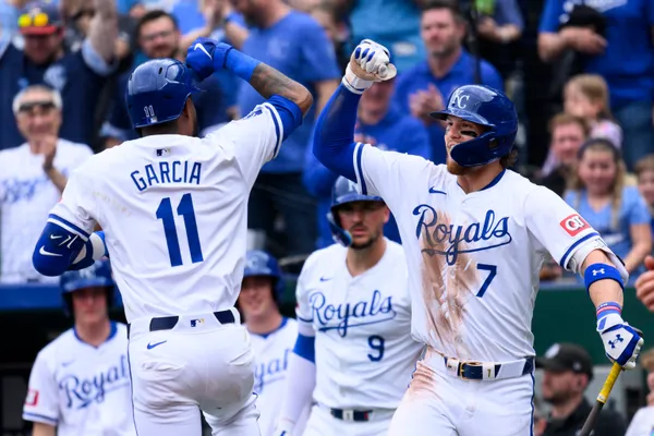 Kansas City pega 5 jonrones y blanquea 11-0 a Mellizos